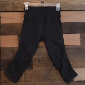 Woman’s cropped lulu Lemon leggings